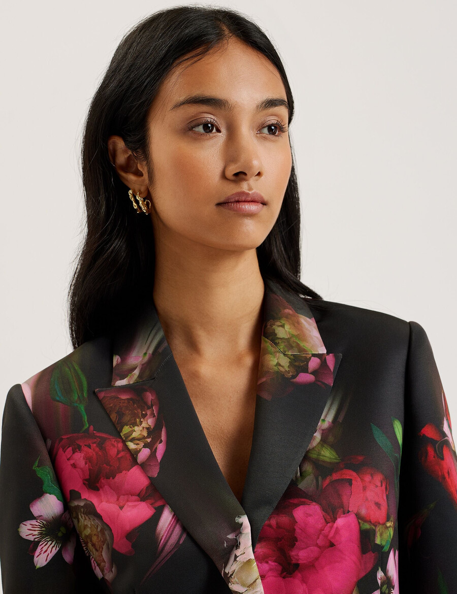 okuni - chaqueta entallada con estampado floral