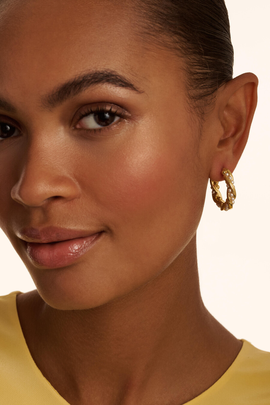 tiyaa - pendientes de aro con perlas retorcidas