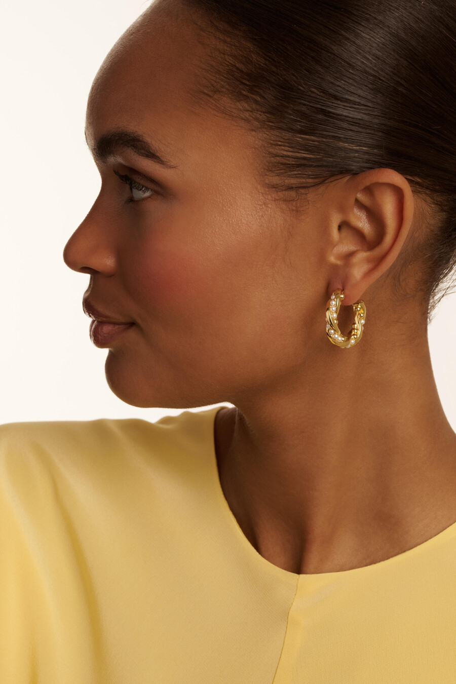 tiyaa - pendientes de aro con perlas retorcidas