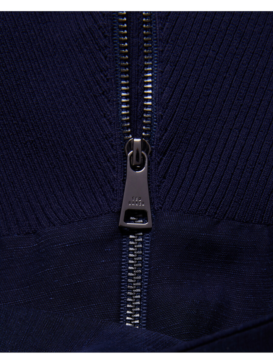 agatea - mono de pierna ancha con cinturón y hombros descubiertos