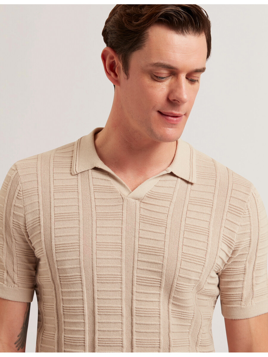 ruzza - polo texturizado de cuello abierto de manga corta