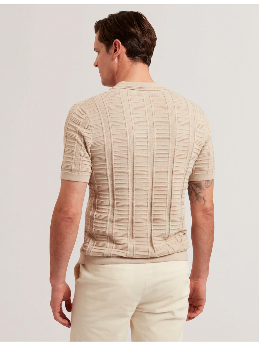 ruzza - polo texturizado de cuello abierto de manga corta