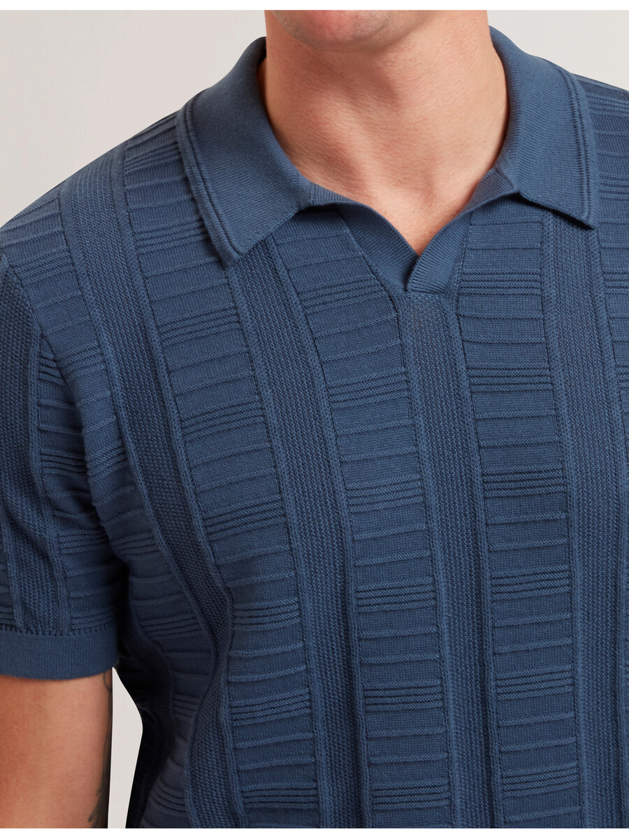 ruzza - polo texturizado de cuello abierto de manga corta