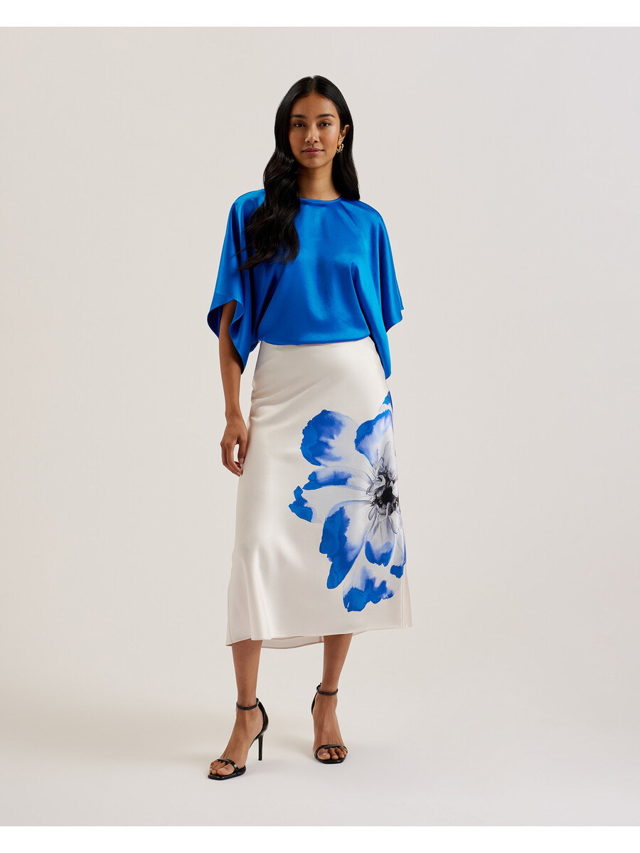 cherika - blusa de satén con mangas cortas y cuello de murciélago