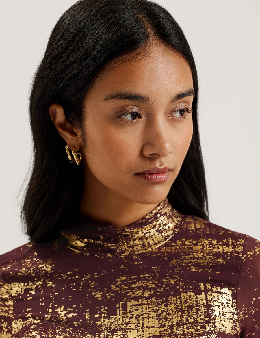 sofiy - top de cuello alto de malla con estampado metalizado