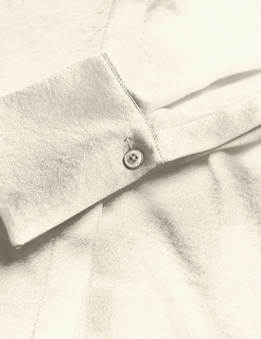 sonora - blusa de satén con cuello alto y aberturas laterales